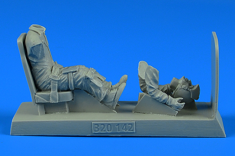 1/32 USAF Pilot with seat for O-2 (1 fig.)